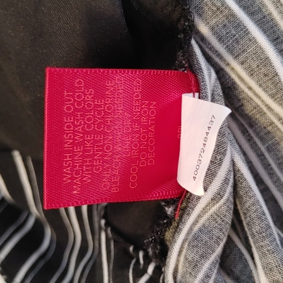 2/$30 Jennifer Lopez Striped Capri Pants - Picture 5 of 7